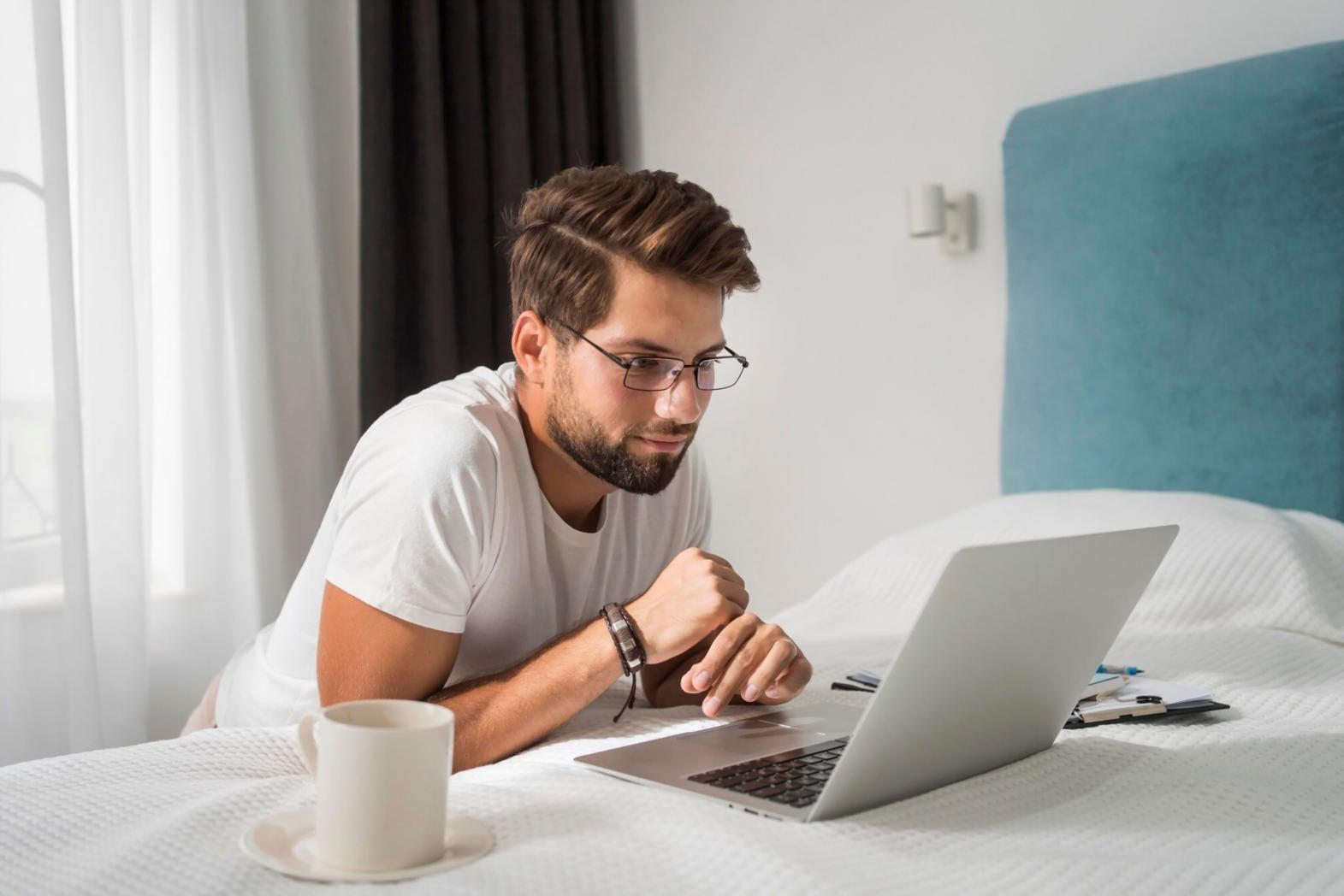 Espace de travail organisé avec documents financiers et outils de gestion